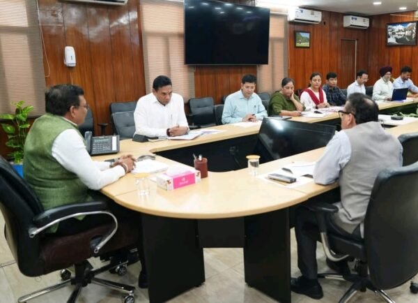 मुख्य सचिव आनन्द बर्द्धन ने नर्सिंग पाठ्यक्रम संचालन हेतु गठित एम्पावर्ड समिति की ली बैठक