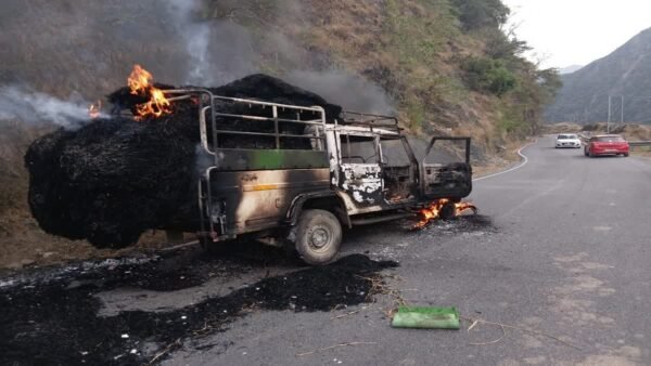 कालसी चकराता मोटर मार्ग पर पराली से भरी चलती यूटिलिटी में लगी आग, दो लोगों ने कूदकर बचाई जान