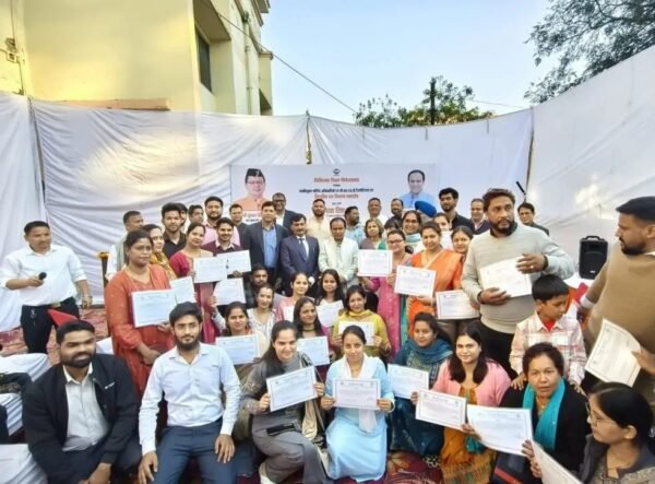 राजकीय मेडिकल कॉलेजों को मिले 28 नर्सिंग अधिकारी, स्वास्थ्य मंत्री डॉ. धन सिंह रावत ने सौंपे नियुक्ति पत्र