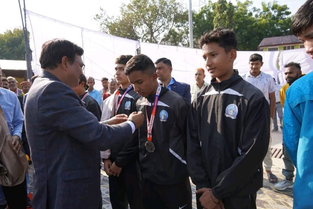 चम्पावत के खेल प्रतिभाओं को मुख्य सचिव आनन्द बर्द्धन ने मेडल एवं शॉल ओढ़ाकर किया सम्मानित, उज्ज्वल भविष्य की करी कामना 
