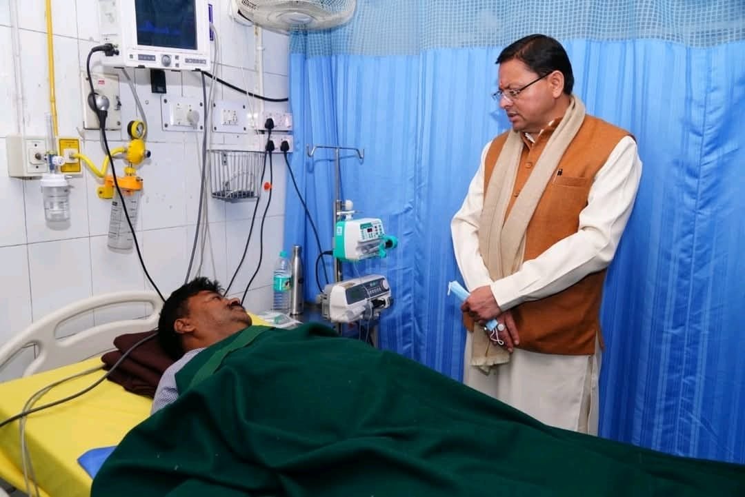 राजकीय दून मेडिकल कॉलेज में मुख्यमंत्री धामी ने जाना मरीजों का हाल