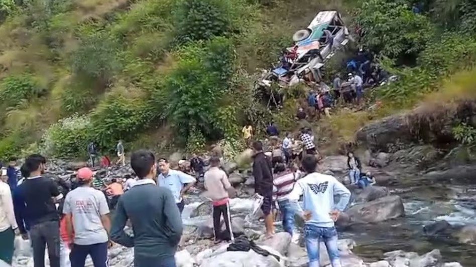 द्वाराहाट से रामनगर जा रही सवारी बस खाई मे गिरी, 6 से अधिक मौतें, कई घायल