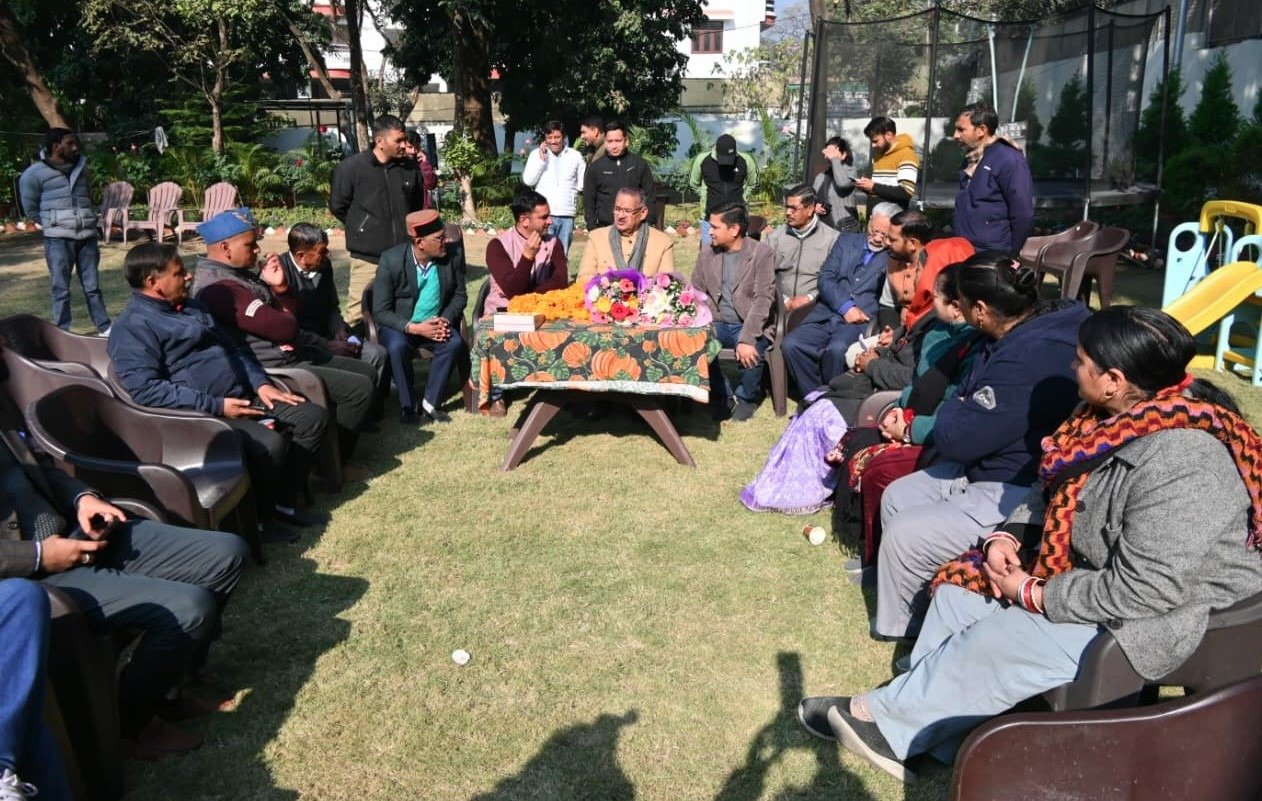 सैनिक कल्याण मंत्री गणेश जोशी से उपनल कर्मचारी महासंघ के पदाधिकारियों ने भेंट कर समान कार्य समान वेतन के लिए जताया आभार