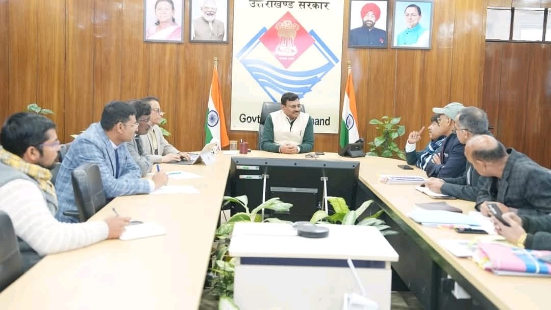 उत्तराखण्ड में सेब, कीवी और ड्रैगनफ्रूट उत्पादन बढ़ाने की तैयारी तेज, मुख्य सचिव आनन्द बर्द्धन ने ली बैठक