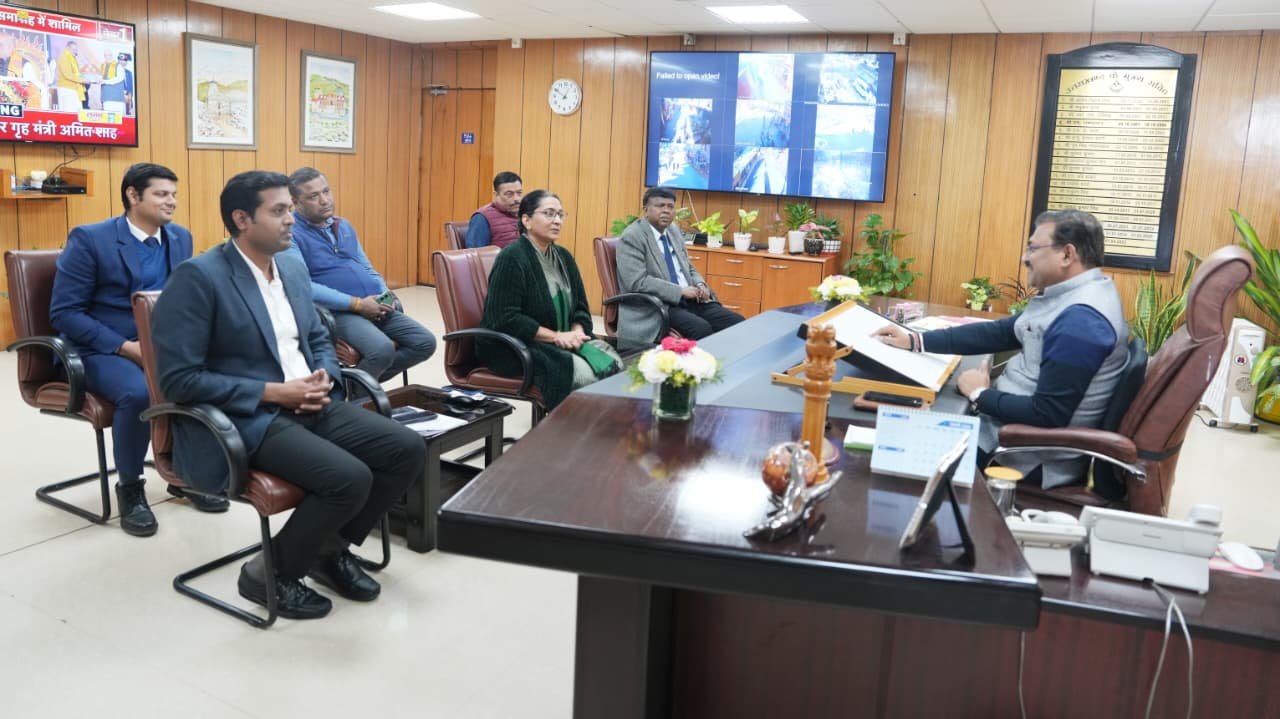 उत्तर रेलवे मुरादाबाद विनीता श्रीवास्तव के साथ मुख्य सचिव आनन्द बर्द्धन ने की बैठक, परियोजनाओं के सम्बन्ध में  की विस्तार से चर्चा