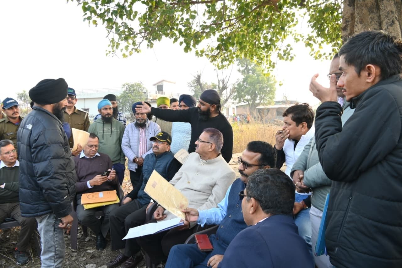 हल्द्वानी में प्रस्तावित आधुनिक छात्रावास निर्माण की चयनित भूमि का निरीक्षण करते सैनिक कल्याण मंत्री गणेश जोशी