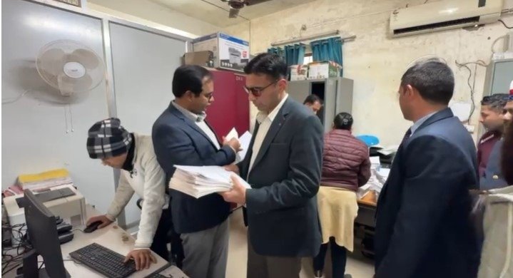 डीएम सविन बंसल ने सब रजिस्ट्रार कार्यालय ऋषिकेश का किया औचक निरीक्षण , तलब किया कार्मिकों का रिकार्ड