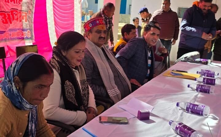 झिरकोटी में जन-जन के द्वार कार्यक्रम के तहत लगा बहुउद्देशीय शिविर