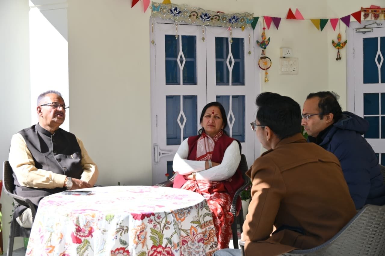 कैबिनेट मंत्री गणेश जोशी ने शासकीय आवास में मसूरी की पार्किंग व्यवस्था एवं वेंडर जोन निर्माण को लेकर की महत्वपूर्ण बैठक