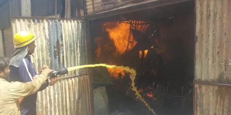 कोटद्वार में भीषण आग: मालगोदाम तिराहे के पास कई फर्नीचर दुकानों में लगी आग, मचा हड़कंप