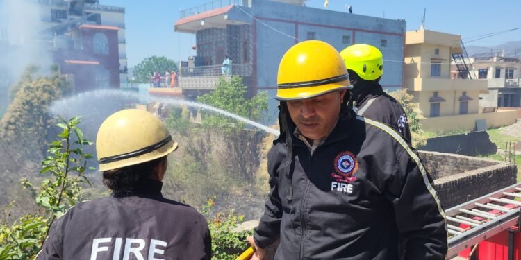 कुछ ही मिनटों में घरों तक पहुंच जाती आग… कोटद्वार में मचा हड़कंप, फायर टीम ने बचाई सैकड़ों जिंदगियां