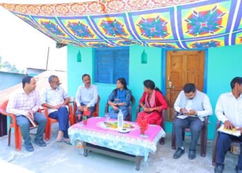 क्रॉप कटिंग प्रयोग में शामिल हुई डीएम, ग्रामीणों संग जुड़ाव से बढ़ा भरोसा