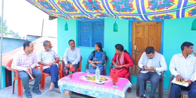 क्रॉप कटिंग प्रयोग में शामिल हुई डीएम, ग्रामीणों संग जुड़ाव से बढ़ा भरोसा