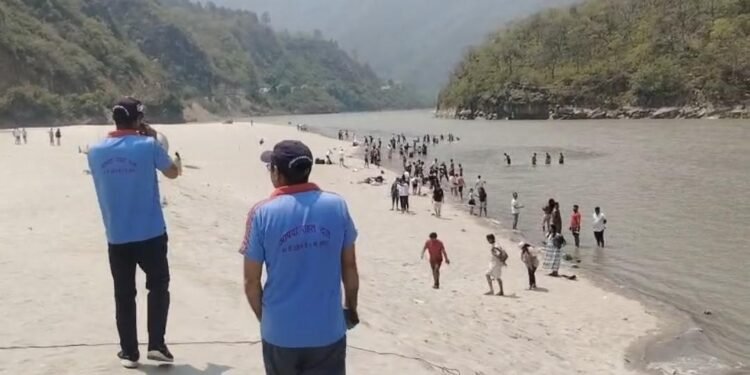 मस्ती के कुछ पल जिंदगी पर न पड़ जाएं भारी…Goa Beach पर बढ़ती लापरवाही, पुलिस ने जारी की सख्त चेतावनी