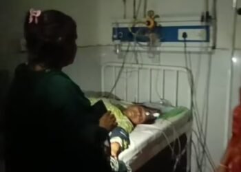 मुंगेर सदर अस्पताल में 45 मिनट तक अंधेरे में चला इमरजेंसी वार्ड… मोबाइल की फ्लैशलाइट में हुआ मरीजों का इलाज