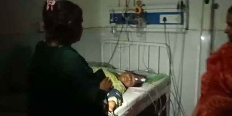 मुंगेर सदर अस्पताल में 45 मिनट तक अंधेरे में चला इमरजेंसी वार्ड… मोबाइल की फ्लैशलाइट में हुआ मरीजों का इलाज