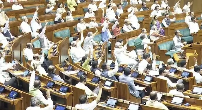 लोकसभा में पास हुआ एंटी-पेपर लीक बिल…राहुल गांधी के आरोपों पर जमकर हंगामा, बोले- अमित शाह ने दिया था लाठीचार्ज का आदेश