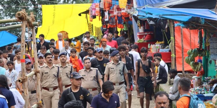 धूप, बारिश और 10 KM पैदल सफर…कांवड़ यात्रा की सुरक्षा पर खुद मैदान में उतरे SSP सर्वेश पंवार
