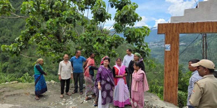 खैनूरी गांव की टूटी सड़क पर CM धामी का तत्काल एक्शन, जल्द बहाल होगा आवागमन