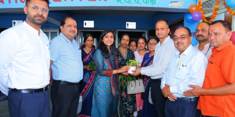 पौड़ी बस अड्डे पर ‘अमृत कक्ष’ की शुरुआत, निरीक्षण में अव्यवस्थाओं पर DM स्वाति भदौरिया सख्त