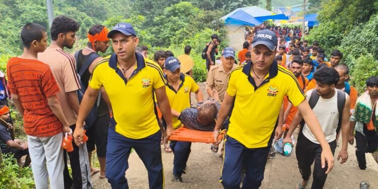 नीलकंठ यात्रा मार्ग पर बेहोश हुआ श्रद्धालु, पुलिस और SDRF की तत्परता से समय रहते पहुंचा स्वास्थ्य शिविर
