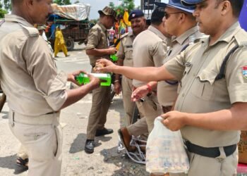 कांवड़ ड्यूटी पर जवानों का बढ़ाया हौसला… SSP के निर्देश पर पुलिसकर्मियों को बांटे गए जूस और बिस्किट