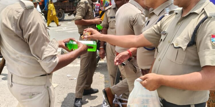 कांवड़ ड्यूटी पर जवानों का बढ़ाया हौसला… SSP के निर्देश पर पुलिसकर्मियों को बांटे गए जूस और बिस्किट
