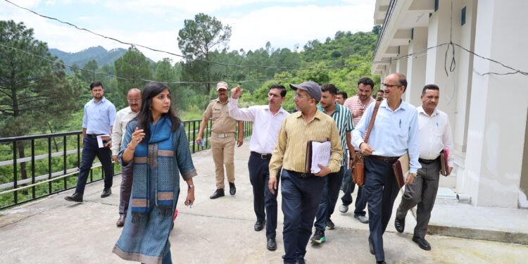 पौड़ी में शिक्षा सुधार की नई पहल. DM ने स्मार्ट क्लास, स्थानीय भाषा और शिक्षक प्रशिक्षण पर दिया बड़ा जोर