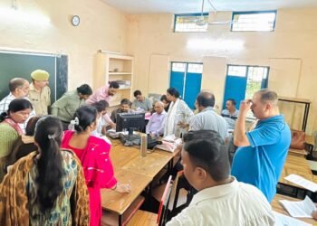 मतदाता सुनवाई में लापरवाही पर सख्त आयोग… गढ़वाल आयुक्त बोले- अनावश्यक दस्तावेज मांगने वाले बीएलओ पर होगी कार्रवाई