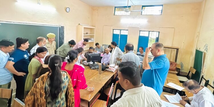 मतदाता सुनवाई में लापरवाही पर सख्त आयोग… गढ़वाल आयुक्त बोले- अनावश्यक दस्तावेज मांगने वाले बीएलओ पर होगी कार्रवाई
