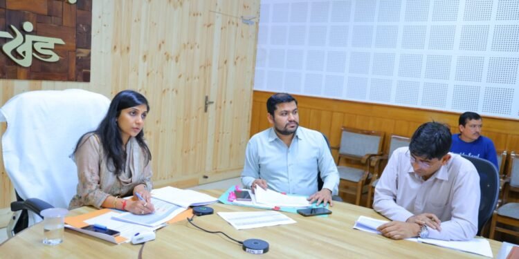 पौड़ी में विकास परियोजनाओं को मिलेगी रफ्तार… वन भूमि हस्तांतरण के लंबित मामलों पर डीएम सख्त