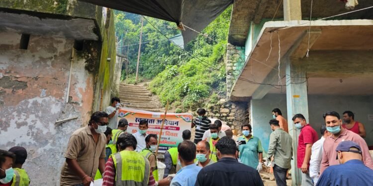 कांवड़ यात्रा के बाद नीलकंठ में चला वृहद स्वच्छता अभियान, मंदिर परिसर से पैदल मार्ग तक हुई सफाई