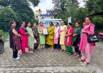 देहरादून के गांवों में अब और मजबूत होगी कचरा प्रबंधन व्यवस्था, पर्यावरण सखियों को मिला नया कचरा संग्रहण वाहन