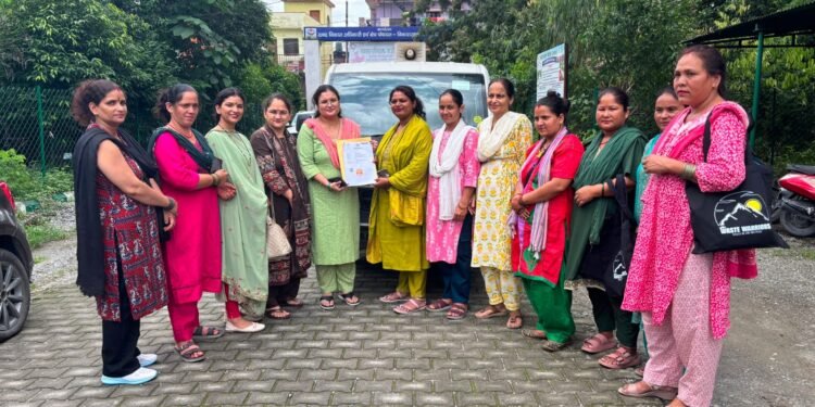 देहरादून के गांवों में अब और मजबूत होगी कचरा प्रबंधन व्यवस्था, पर्यावरण सखियों को मिला नया कचरा संग्रहण वाहन