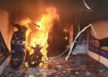शोरूम में लगी भीषण आग, 21 इलेक्ट्रिक स्कूटी और ई-रिक्शा जलकर राख