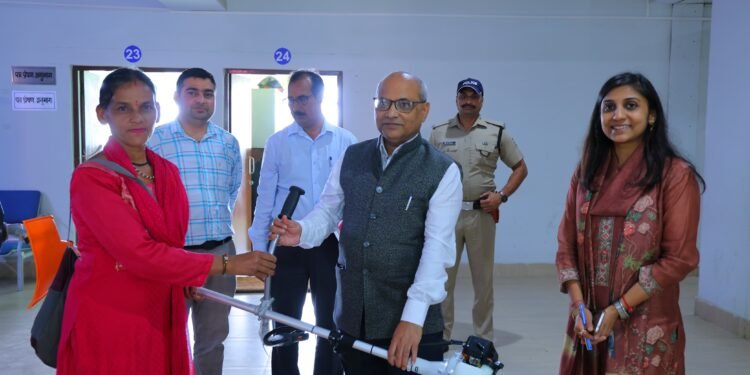 जनता दर्शन में 28 शिकायतों पर एक्शन, कहीं 10 साल पुराना मामला उठा तो मौके पर ही मिला बुशकटर