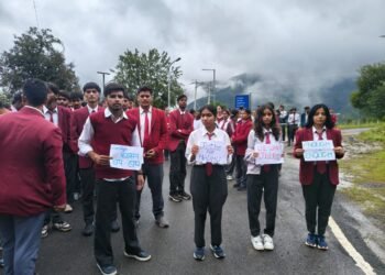 26 अगस्त से बिगड़ रही थी छात्रा की तबीयत, इलाज में लापरवाही का आरोप… 30 अगस्त को हुई मौत के बाद UUHF छात्रों का प्रदर्शन