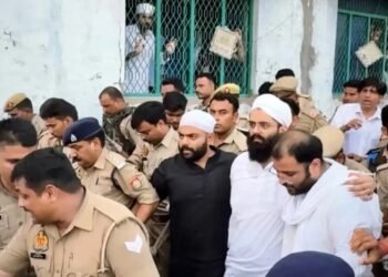 छोटे भाई के जनाजे में पहुंचे अतीक के दोनों बेटे, गले मिलकर फूट-फूटकर रोए तीनों भाई