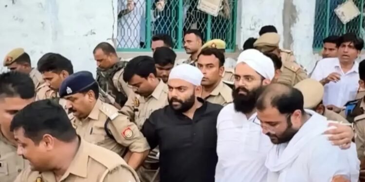 छोटे भाई के जनाजे में पहुंचे अतीक के दोनों बेटे, गले मिलकर फूट-फूटकर रोए तीनों भाई