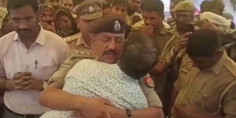 पटाखा फैक्ट्री विस्फोट ने उजाड़ा परिवार, चार बच्चों की मौत के बाद पिता से लिपटकर DSP बोले- ‘हम आपके साथ हैं’