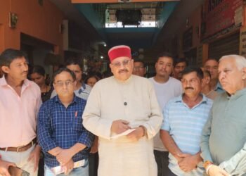 चौबट्टाखाल में श्रमिक पंजीकरण को लेकर उमड़ी भीड़, 4 दिन में 2,779 से ज्यादा कार्ड बने
