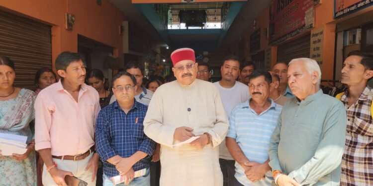 चौबट्टाखाल में श्रमिक पंजीकरण को लेकर उमड़ी भीड़, 4 दिन में 2,779 से ज्यादा कार्ड बने