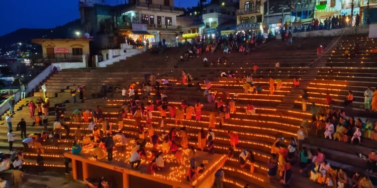 पौड़ी में ‘सेवा संकल्प अभियान’ का आगाज, बड़ी संख्या में जुटे लोग; दीपों की रोशनी और सांस्कृतिक कार्यक्रमों ने बांधा समां