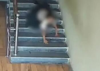 स्कूल की सीढ़ियों से गिरी 9 साल की बच्ची, इलाज के दौरान मौत; CCTV में कैद हुआ हादसा
