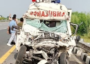 सुल्तानपुर में पूर्वांचल एक्सप्रेसवे पर भीषण हादसा, फौजी का शव लेकर जा रही एंबुलेंस ट्रक में घुसी; 4 की मौत