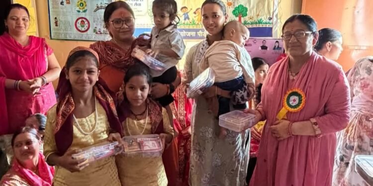 पोषण माह में महिलाओं और बच्चों के स्वास्थ्य पर जोर, गर्भवती महिलाओं-किशोरियों को बांटी गईं पोषण किट