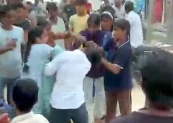 साइकिल छूने पर भिड़ीं दो युवतियां, सड़क पर जमकर चले लात-घूंसे; मारपीट का वीडियो वायरल