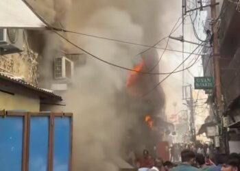 भोपाल के न्यू मार्केट में भीषण आग, 20-25 फीट ऊंची उठीं लपटें; 5-6 दुकानें और 12 रेहड़ियां प्रभावित