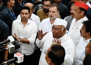 राष्ट्रपति मुर्मू से आज मिलेंगे INDIA ब्लॉक के 10 नेता, मुख्य चुनाव आयुक्त ज्ञानेश कुमार को हटाने की मांग रखेंगे