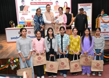 अंतरराष्ट्रीय बालिका दिवस पर धामी ने 149 मेधावी छात्राओं को दिए स्मार्टफोन, बोले- बेटियों को मिलें समान अवसर